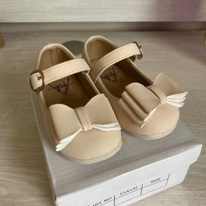 Pipperdoodles Bow shoes Nude Tan Size 21/4 Toddler bow shoes